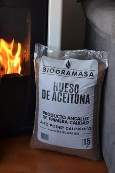 Biogramasa - Palet 77 Sacos de Hueso de Aceituna 15 kg-Biocombustible Ecológico para Estufas y Calderas, Bajo en Humedad, Alta Densidad.