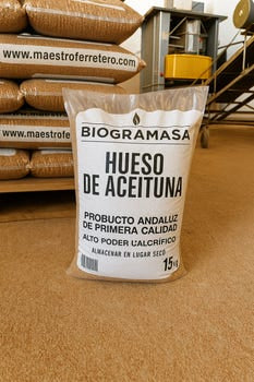 Biogramasa - Palet 77 Sacos de Hueso de Aceituna 15 kg-Biocombustible Ecológico para Estufas y Calderas, Bajo en Humedad, Alta Densidad.
